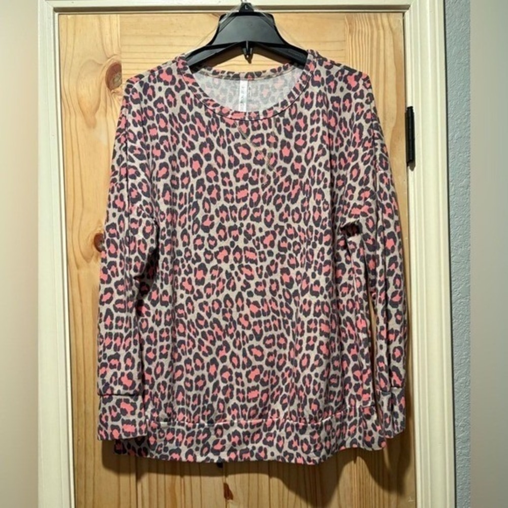 Dear Scarlett Leopard Print Logo Sleeve Top Size Medium Boutique Animal Print